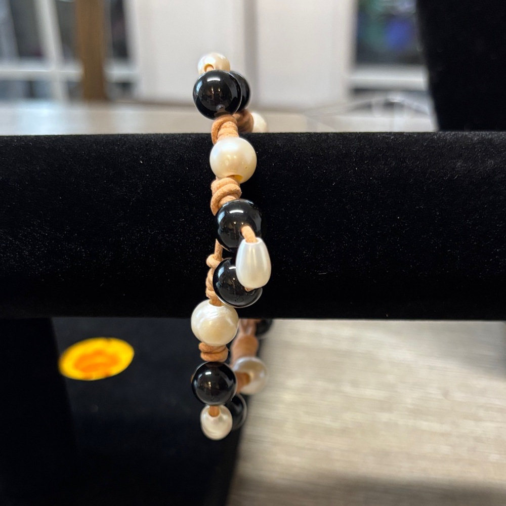 Handmade Black Onyx and White Pearl Knotted Leather Bracelet
